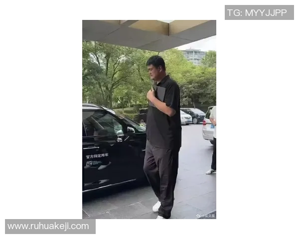 姚明在篮球场上展现幽默魅力笑不停引发全场欢声笑语 姚明在篮球场上展现幽默魅力笑不停引发全场欢声笑语