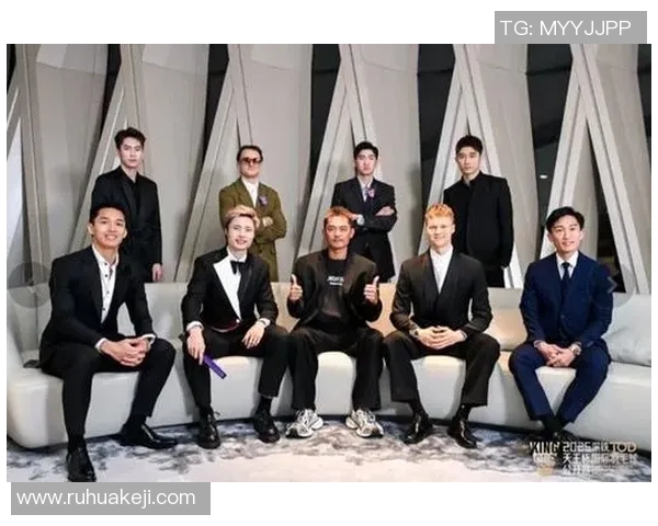 林丹与足球明星同框合影展现运动精神与友谊的精彩瞬间