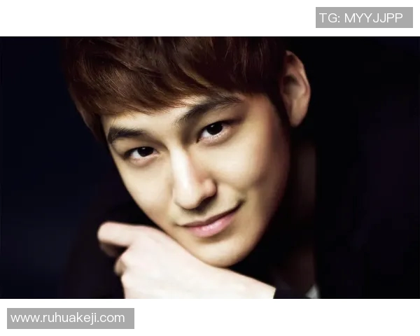 男明星篮球背心街拍时尚解析展现潮流风格与个性魅力 男明星篮球背心街拍时尚解析展现潮流风格与个性魅力