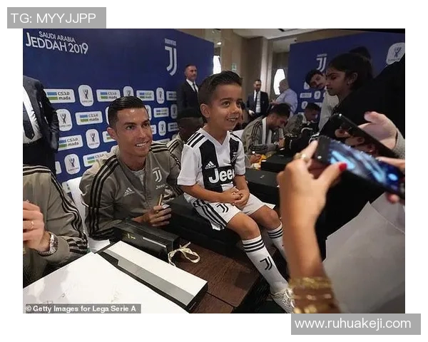 小球迷与篮球明星亲密合影展现梦想与热情的瞬间